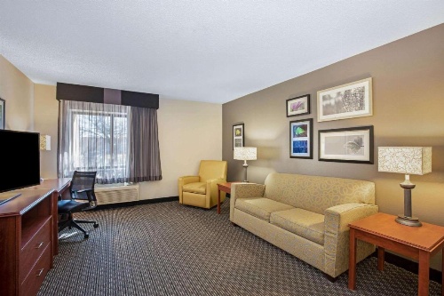 La Quinta Inn & Suites by Wyndham Little Rock North - Mccain Mall image 17