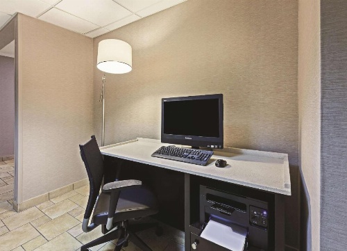 La Quinta Inn & Suites by Wyndham Little Rock North - Mccain Mall image 31