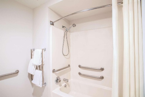 La Quinta Inn & Suites by Wyndham Little Rock North - Mccain Mall image 35